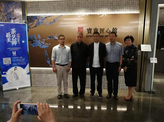 马未都(左二)、宝库中国创始人兼CEO柳费国(左三)、宝库匠心CEO斯海洲(左一)、宝库匠心馆光长叶柏风(右二)